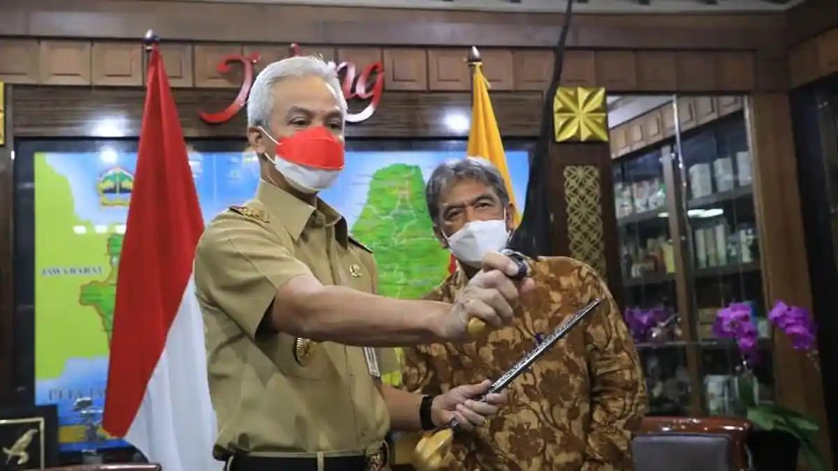 Tokoh Budaya Solo Berikan Sebilah Keris Luk 9 Pada Ganjar Pranowo, Ini Alasannya
