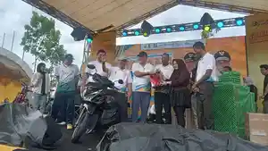 hadiah-sepeda-motor-jalan-sehat-HUT-ke-23-nagan-raya.jpg