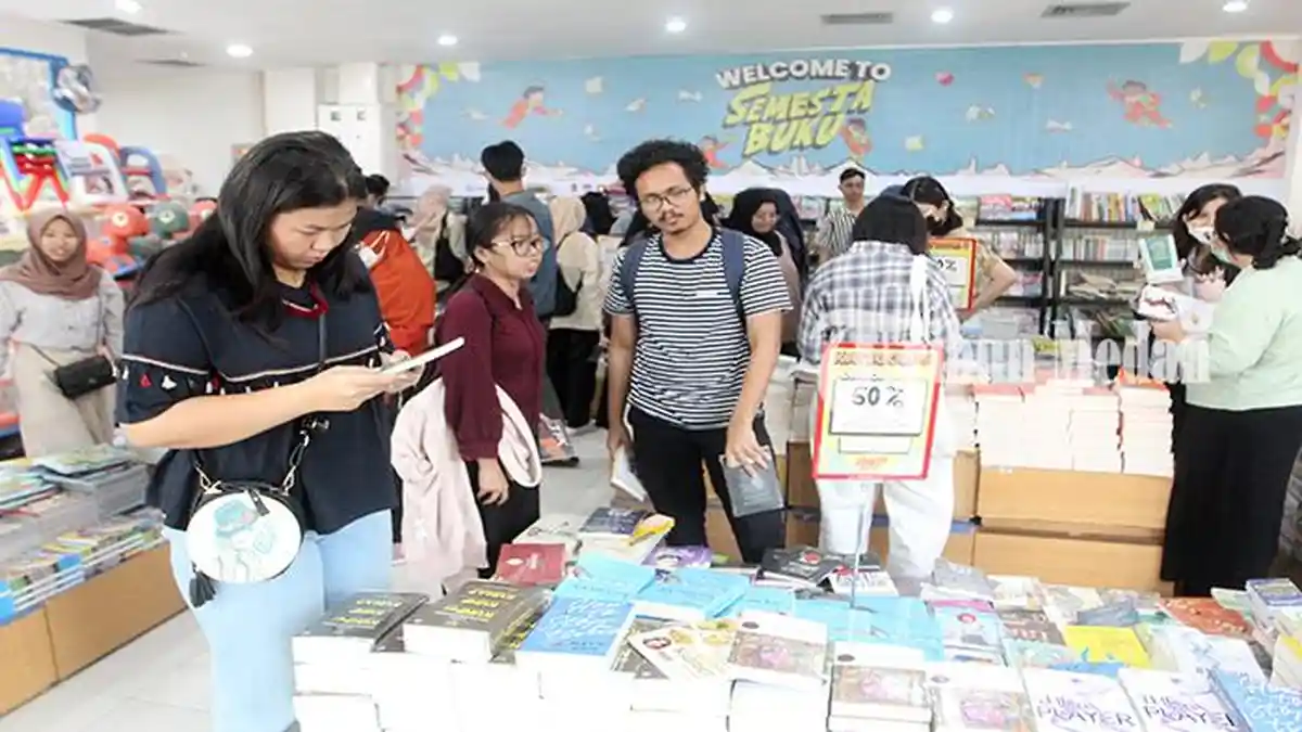 Berita Foto: HARGA Mulai Rp 5 Ribu sampai Diskon 70 Persen, Pesta Promo Buku di Gramedia Medan - 16022024_BAZAAR-BUKU_ABDAN-SYAKURO-3.jpg