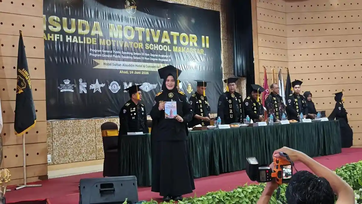 Wisudawan Kahfi Halide Motivator School Makassar Bagikan Inspirasi Hidup Lewat Buku