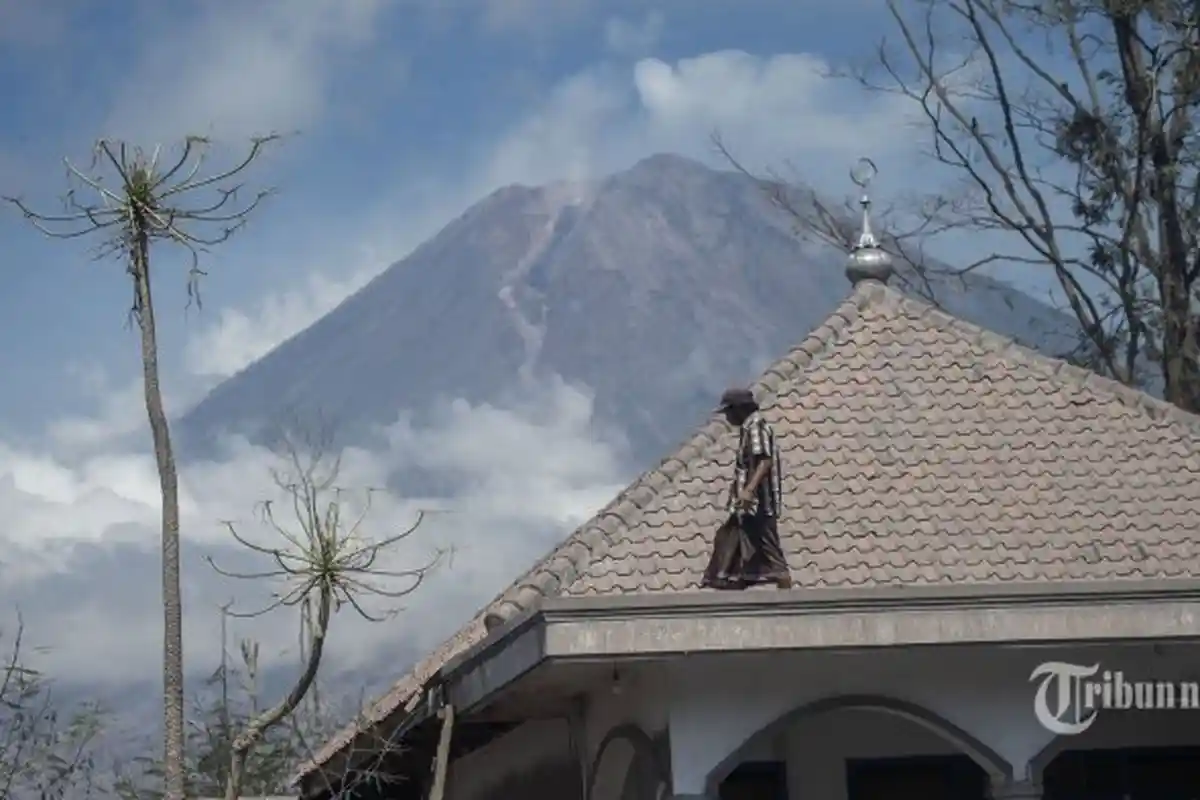 Usai Gunung Merapi Erupsi, Semeru juga Berstatus Siaga dan Dihimbau Warga Menjauh 5 Km dari Kawah