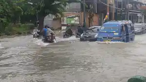 kondisi-Jalan-DR-Mansyur-Medan-digenangi-banjir-bikin-kendaraan-mogok.jpg