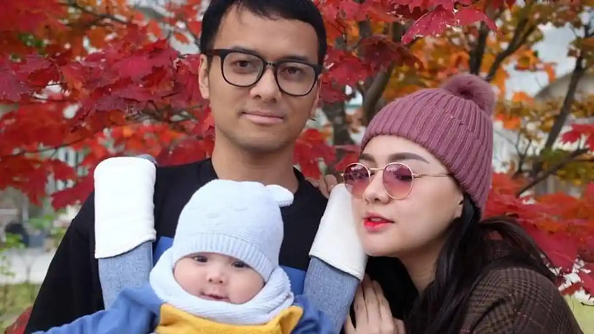 Intip Pemotretan Vicky Shu yang Kompak Berbusana Adat dengan Sang Buah Hati