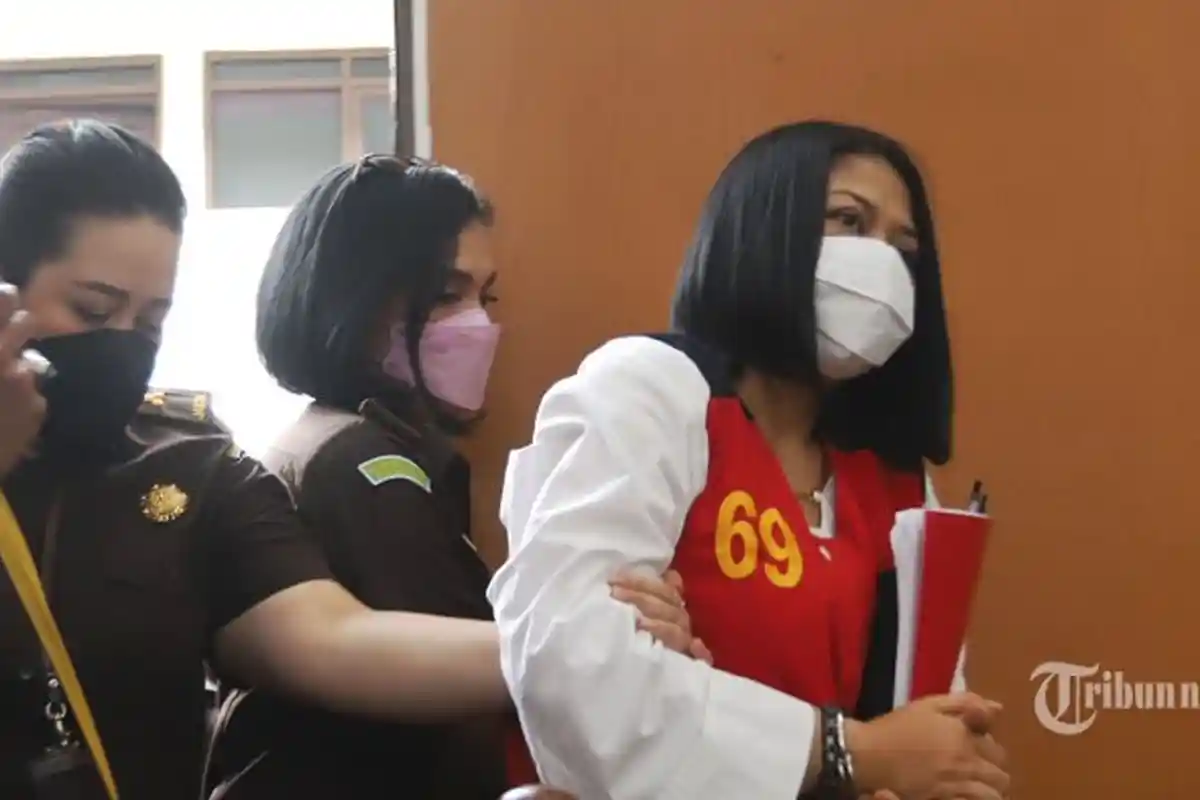 Lepas Baju Tahanan 69, Sidang Perdana Putri Chandrawathi Istri Ferdy Sambo, Ini Profil dan Kariernya