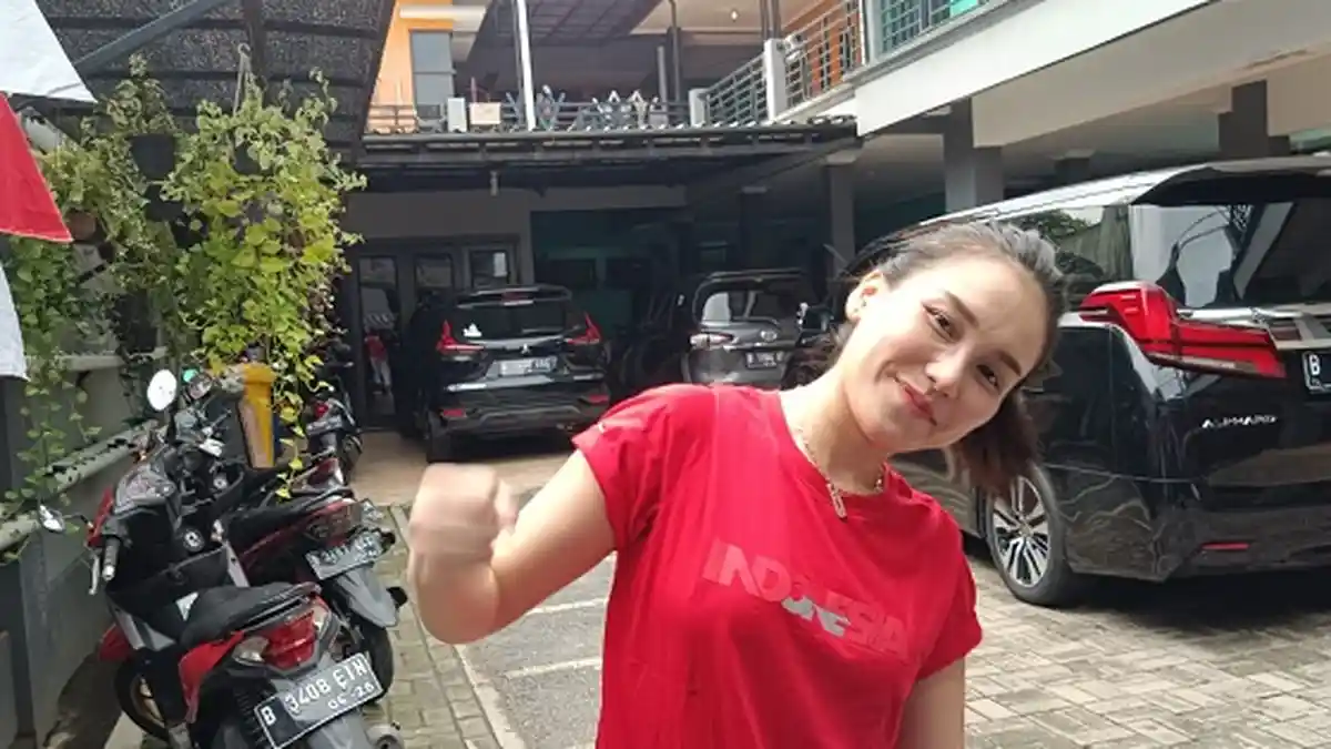 Ayu Ting Ting Beri Kejutan Ruben Onsu saat Perayaan Hari Ulang Tahunnya