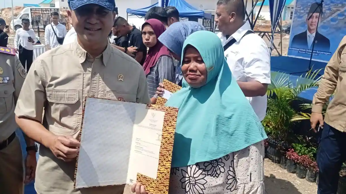 Menteri Transmigrasi RI di Batam Serahkan 94 Sertifikat Hak Milik ke Warga Tanjung Banon
