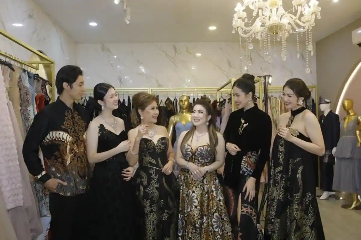 Desainer Surabaya Lisa Indrayanti Bawa Batik Klasik Jadi Gaun Pesta Modern dan Elegan