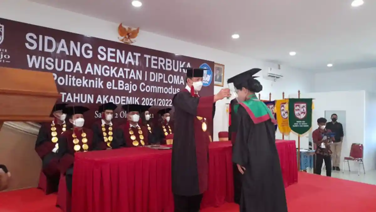 Wisuda Perdana Poltek elBajo Commodus Labuan Bajo: Lulusan Terbaik Berharap Jadi Berkat Daerah