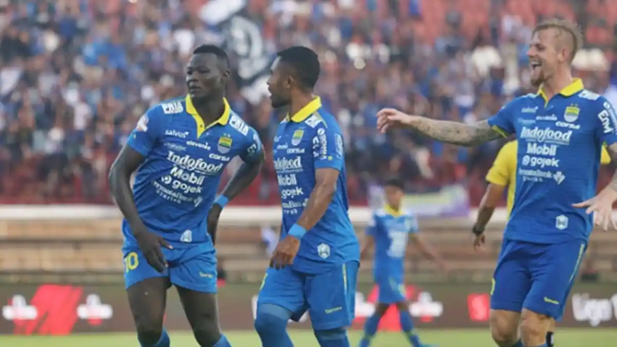 Arema FC Putus Asa Buru Ezechiel NDouassel dari Persib Bandung Mario Gomez Siapkan Striker Asing Ini