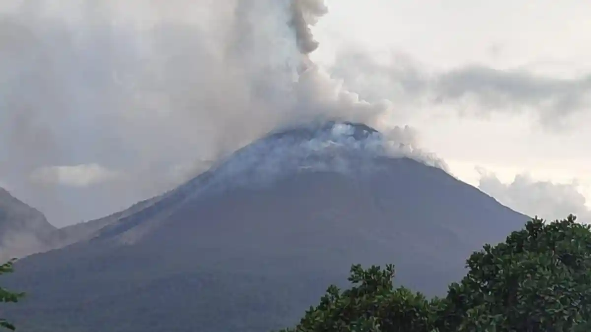 Petaka dan Berkah Erupsi Gunung Lewotobi Laki-Laki Berstatus Awas