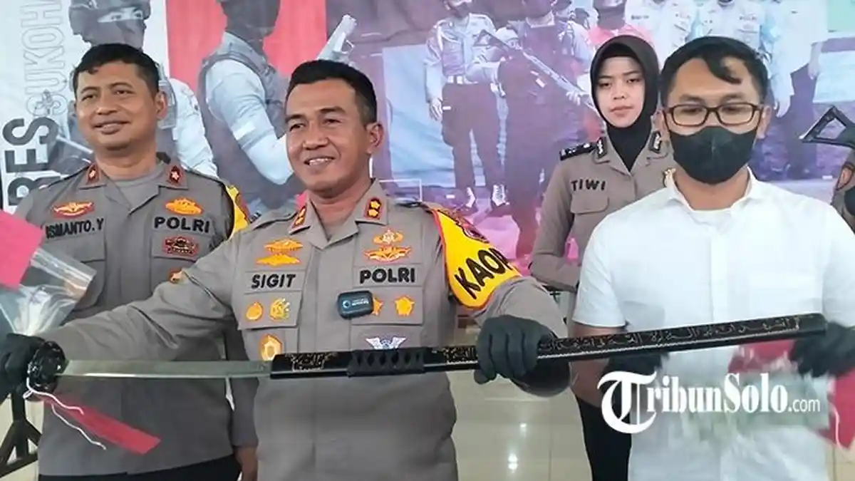 BARANG BUKTI Pria Bawa Katana ke Kantor Bupati Sukoharjo : Ada Katana 1 Meter Berlafaz Arab