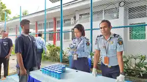 lapas-kelas-iib-kalabahi-melakukan-pemeriksaan-urin.jpg