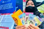 Warga-menunjukkan-uang-rupiah-TE-282022.jpg