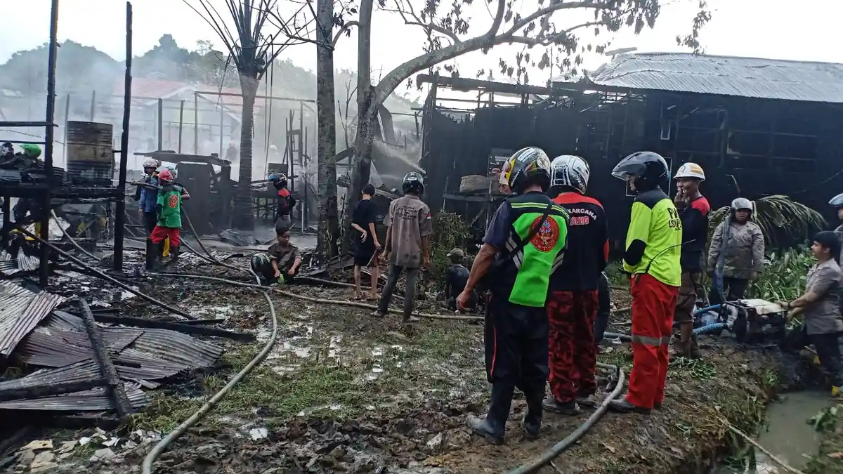 Sumber Air Terbatas Saat Kebakaran, PMK Kota Samarinda dan Relawan Terpaksa Gali Parit