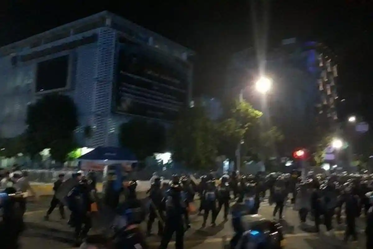 Kericuhan Pecah di Depan Bawaslu RI, Polisi Bubarkan Massa Aksi yang Bertahan