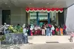 Wali-murid-bersama-siswa-SD-Negeri-3-Sumberejo-dan-Megale-1-berunjuk-rasa.jpg