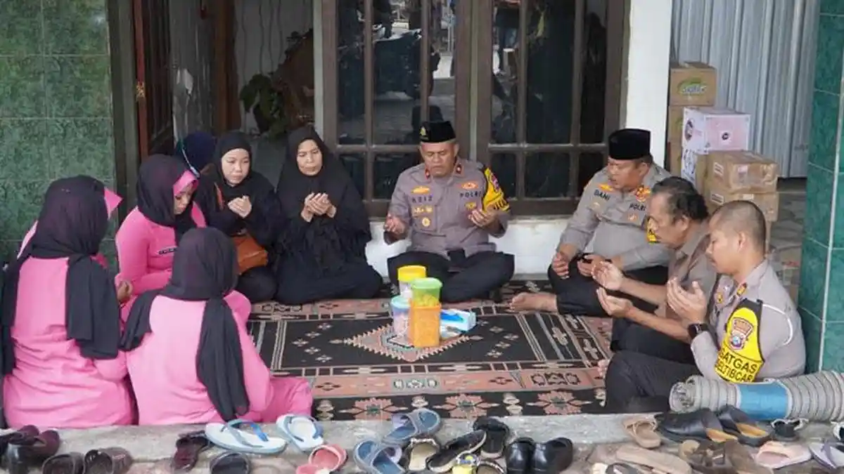 Kapolres Pasuruan Kunjungi Korban Kecelakaan di Exit Tol Purwodadi, Beri Dukungan dan Simpati