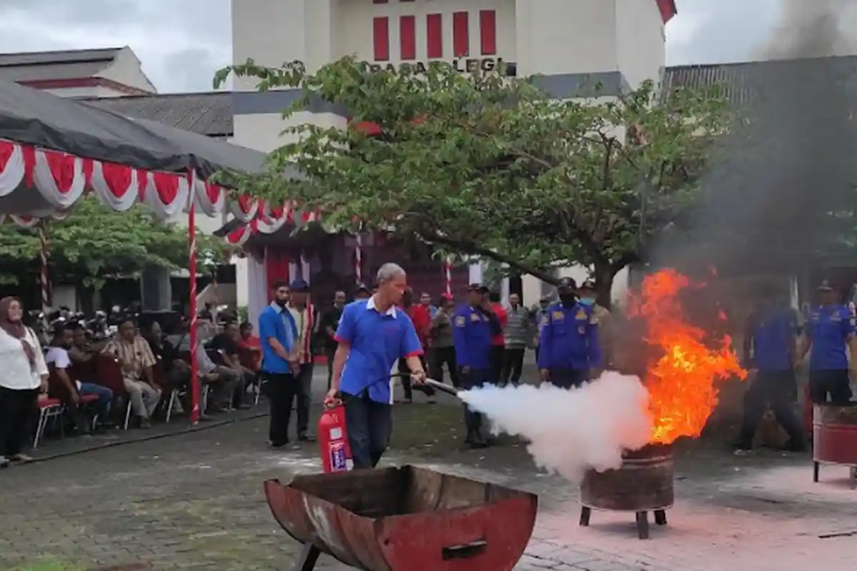 Antisipasi Kebakaran, Pedagang dan Warga Kota Blitar Dilatih Padamkan Api Menggunakan APAR