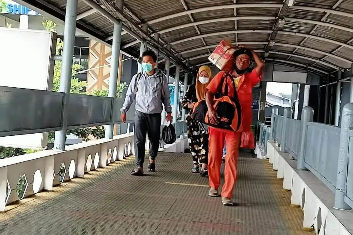 Arus Penumpang dari Pulau Jawa Terpantau Ramai di Pelabuhan Bakauheni Lampung Selatan Pagi Ini
