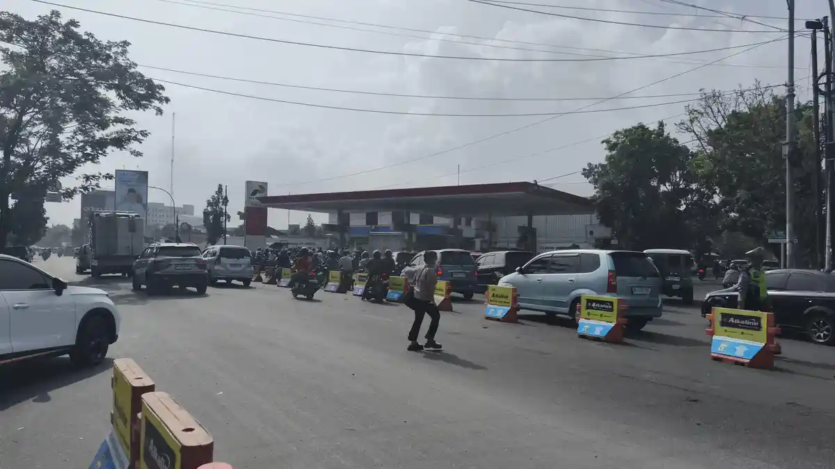 Warga Medan Panik Isi BBM, Antrean Kendaraan Mengular di SPBU Jalan Perintis Kemerdekaan