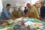 Tribun Pontianak Serahkan Buku Ke Perpustakaan Daerah Kalbar