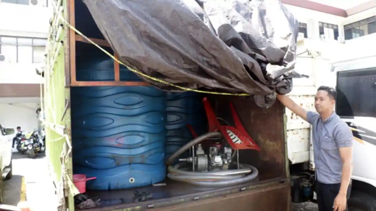 Polda Sulut Amankan 6 Ribu Liter Solar dalam Truk yang Parkir di Pelabuhan Bitung