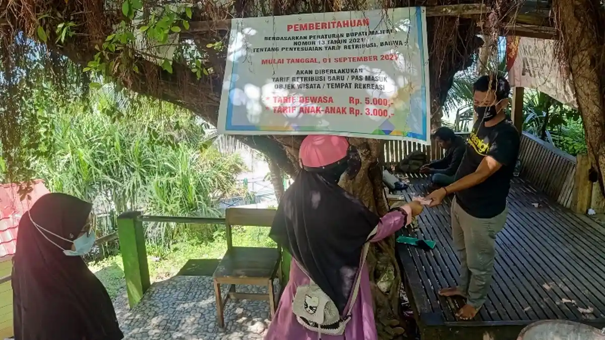 Tarif Wisata Pantai Dato Majene Naik Jadi Rp 5 Ribu