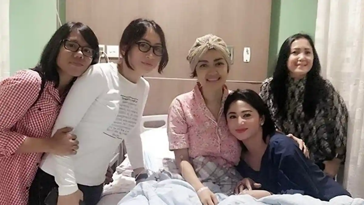 Begini Potret Kedekatan Dewi Perssik yang Jenguk Julia Perez di Rumah Sakit, Bikin Terharu!