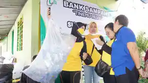 Aktivitas-penimbangan-di-salah-satu-bank-sampah.jpg