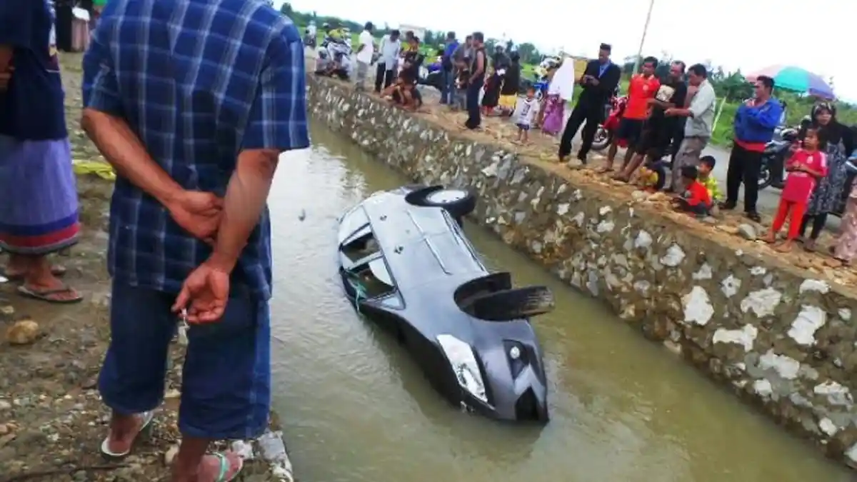 Mobil Inova Terjun ke Saluran Irigasi, Pengemudinya Tewas