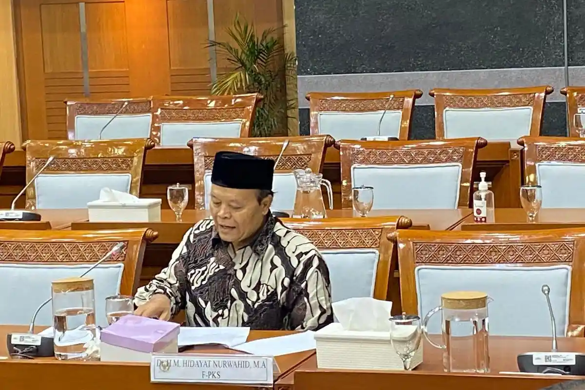 Kritisi Hilangnya Program Atensi untuk Yatim Piatu, HNW Tuntut Penguatan Program Perlindungan Sosial