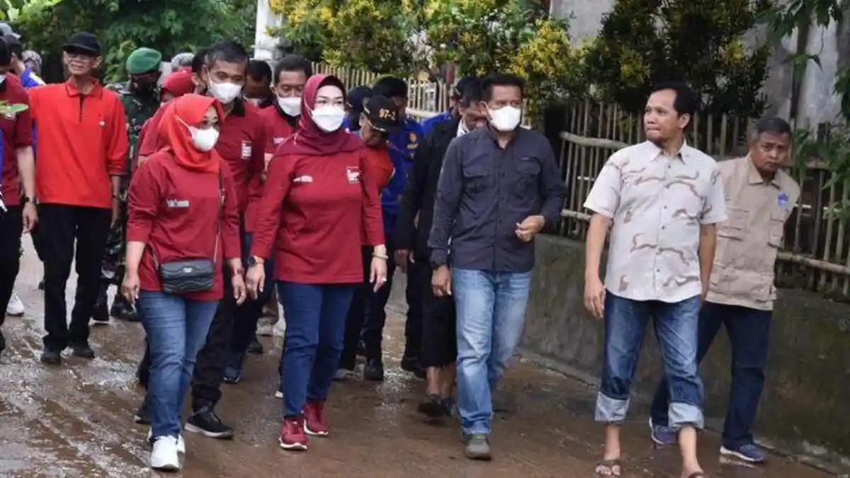 Bupati Sukoharjo Etik Suryani Cek Banjir di Grogol, Pastikan Kebutuhan Logistik Warga Tercukupi