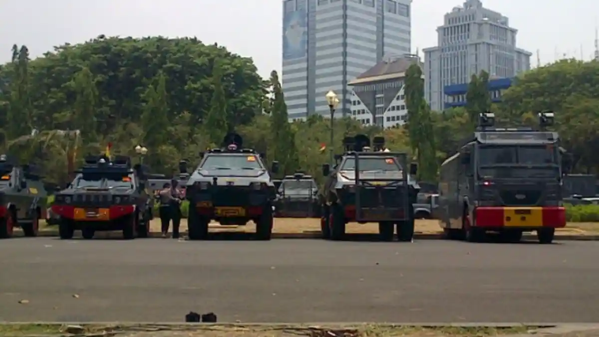 Kendaraan Taktis Polri Terparkir di Monas