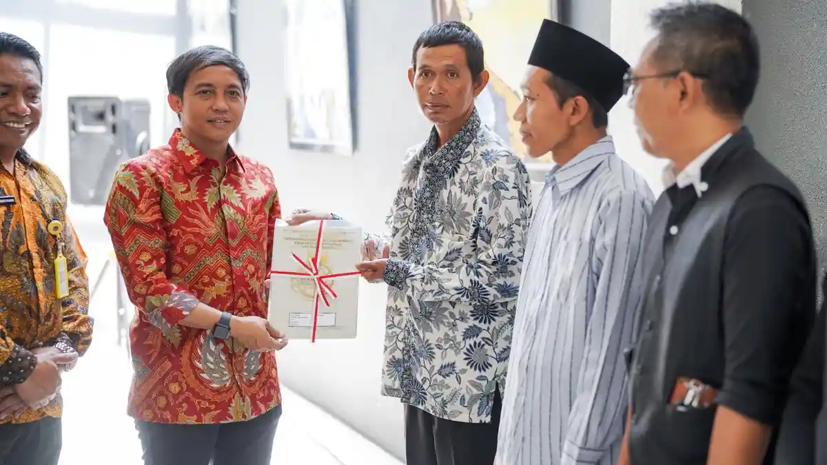Wamen ATR/BPN Raja Juli Bagikan Sertifikat Wakaf Nahdlatul Ulama dan Persis di Garut