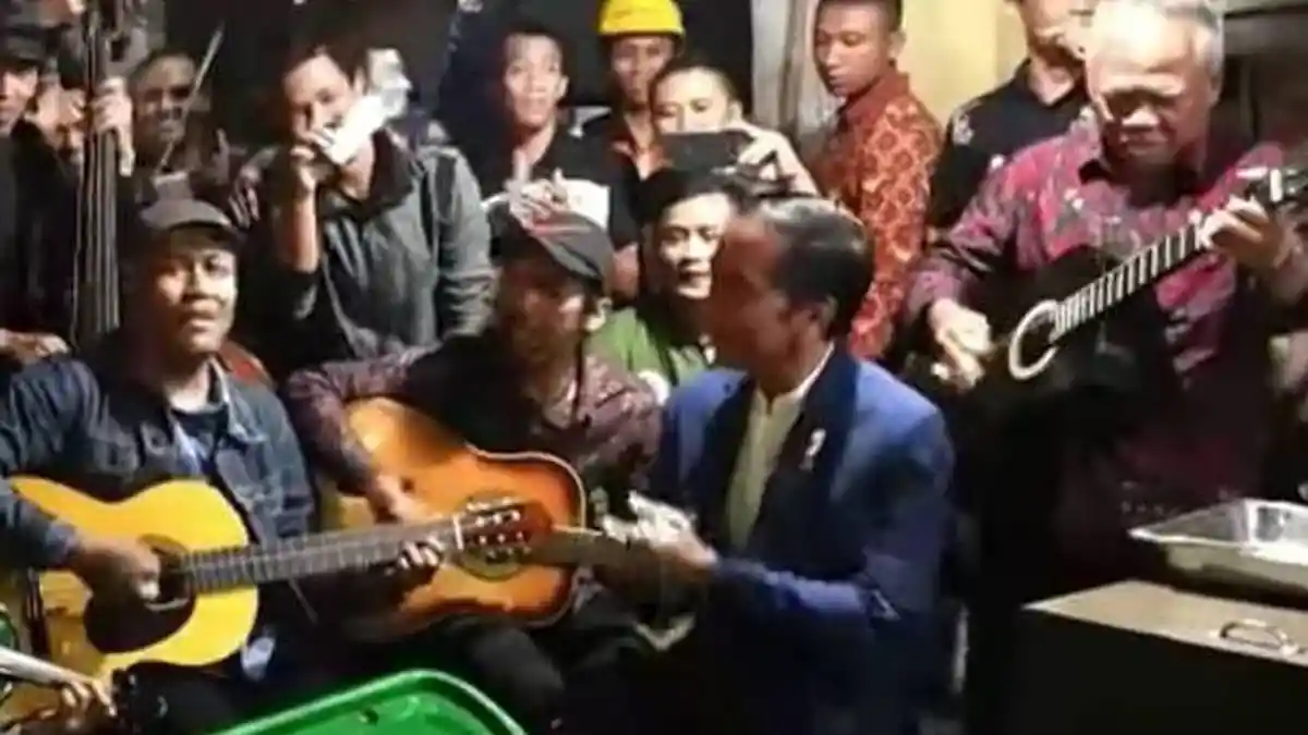 Jokowi Ikut ''Ngamen'' Bareng Musisi Jalanan Bandung, Menteri Basuki Gitaran