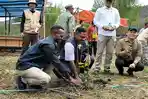 Koordinator-Petani-Milenial-Maikel-Saiba-beserta-Bupati-Pegunungan-Arfak-Yosias-Saroy.jpg