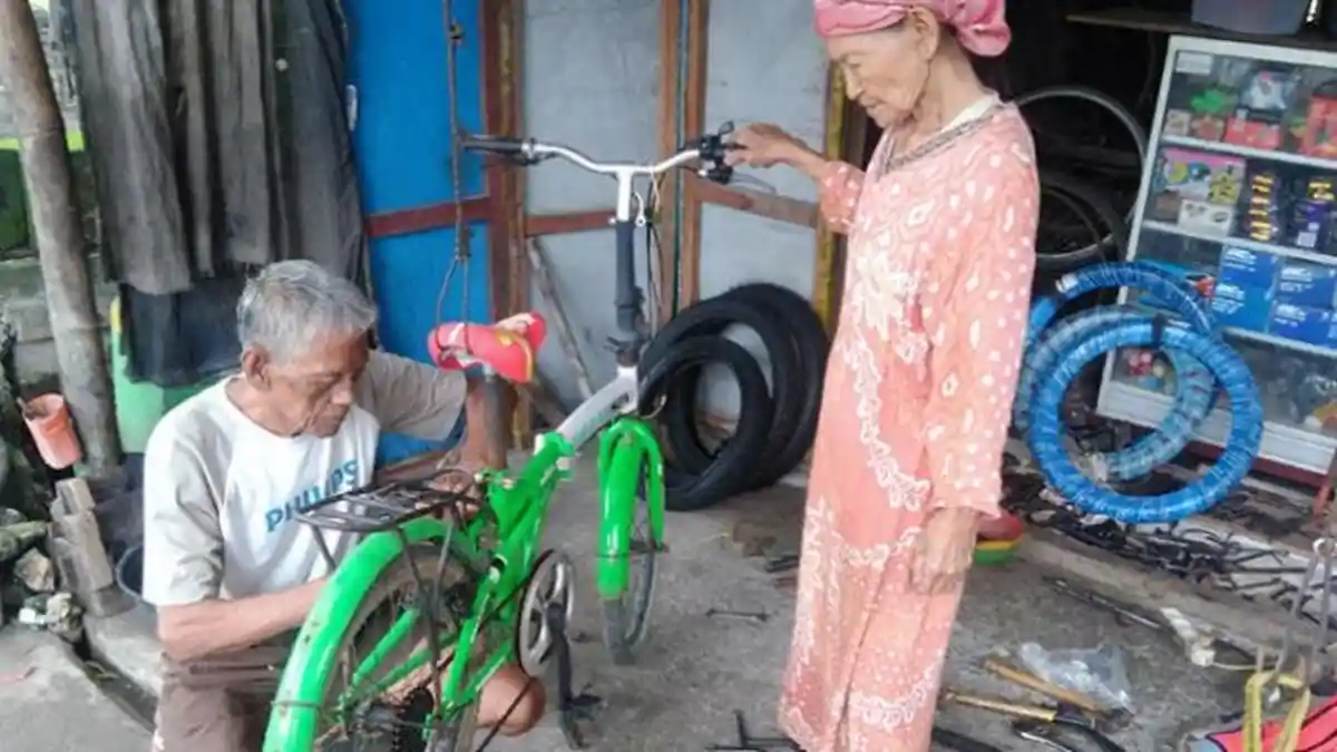 Kisah Ruminem, Nenek Penambal Ban Ini Bertekad Miliki Rumah Sendiri