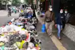 Sudah Tiga Hari Sampah di Jalan Cibaduyut Raya Tidak Diangkut