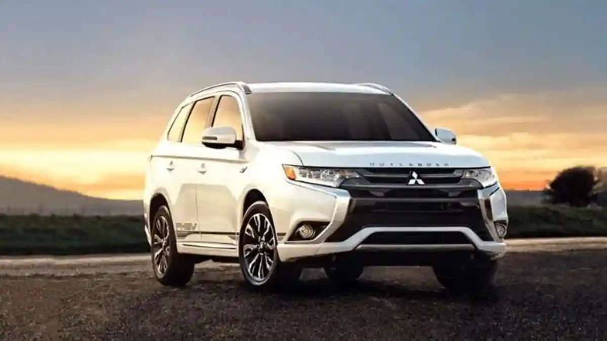 Harga Mobil Varian Terbaru Mitsubishi Outlander PHEV Maret 2024