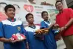 20130620_ridwan-kamil-beri-sepatu-tiga-timnas-u-21_1410.jpg