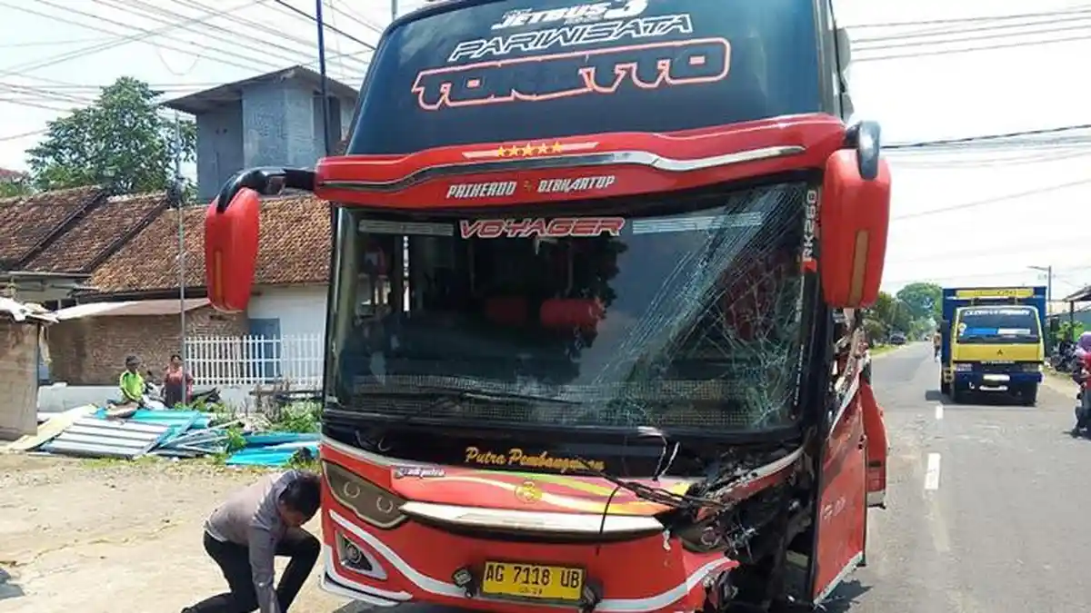 Kecelakaan di Jombang, Mobil Yaris Tabrak Bus Pariwisata, Dua Orang Luka-luka