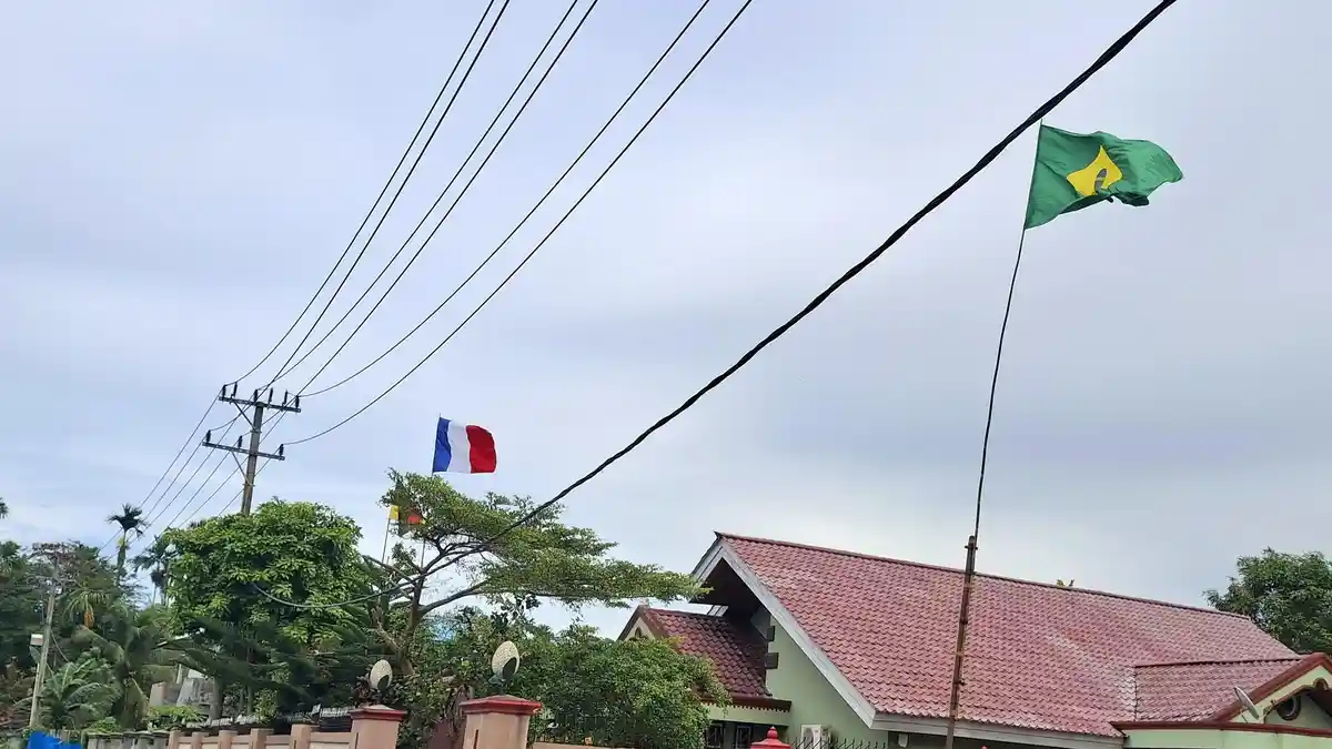 Bendera Negara Peserta Piala Dunia 2026 Warnai Lingkungan Rumah Warga Manokwari