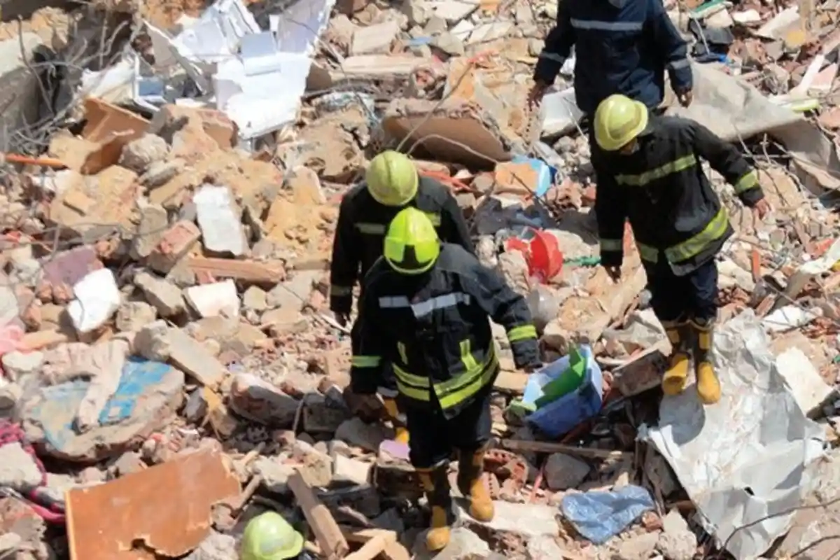 Bangunan 10 Lantai Runtuh di Kairo, 18 Orang Tewas, Korban Tewas Kereta Api Direvisi, Jadi 19 Orang