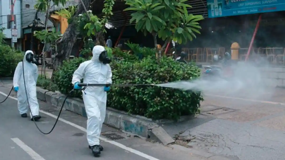 Tim KBR Polda Jatim Terjun Semprot Disinfektan Jalanan Protokol Surabaya, Upaya Tekan Covid-19