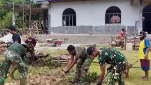20250627-TNI-bantu-warga-bangun-gereja.jpg
