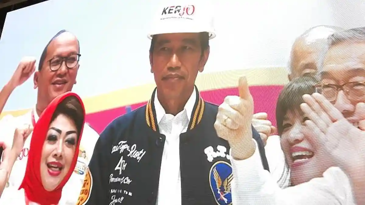 ‎Dapat Dukungan dari 10.000 Pengusaha, Jokowi Diberi Helm Proyek