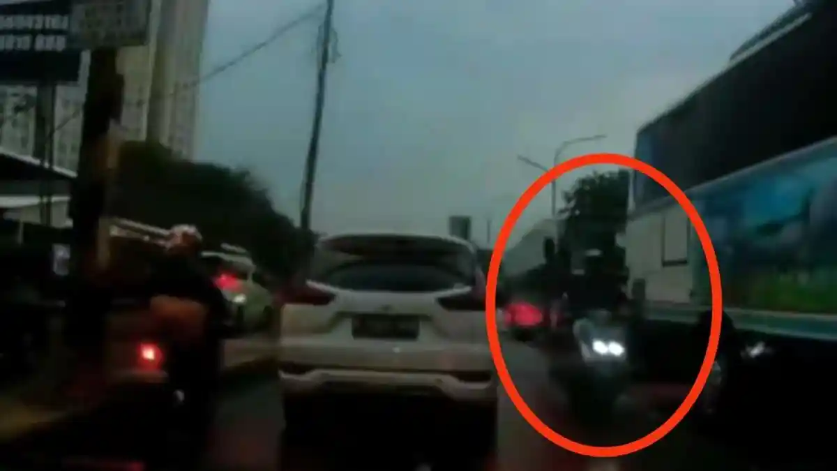 Waspada Teror Lempar Batu di Kebayoran Lama, Dua Mobil Sudah Jadi Korban