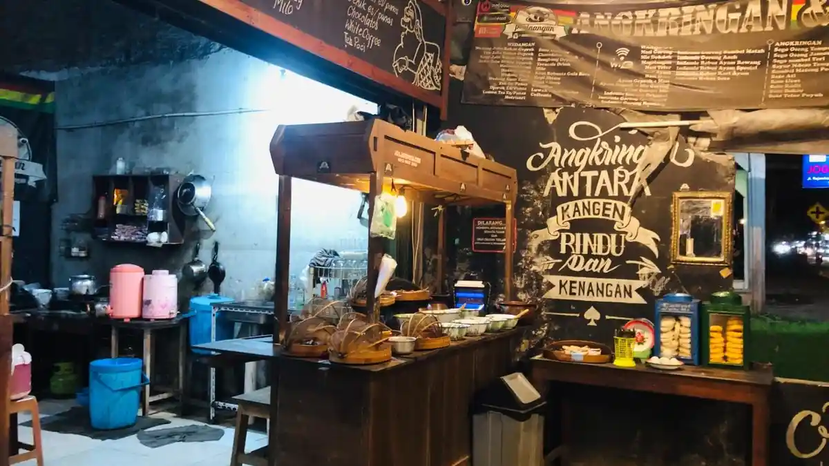 В Яogyakarta раскрывают историю происхождения и традиции местных уличных ларьков анкринган
