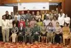 John Arumbakar Bersama Peserta Seminar Masyarakat Papua Barat