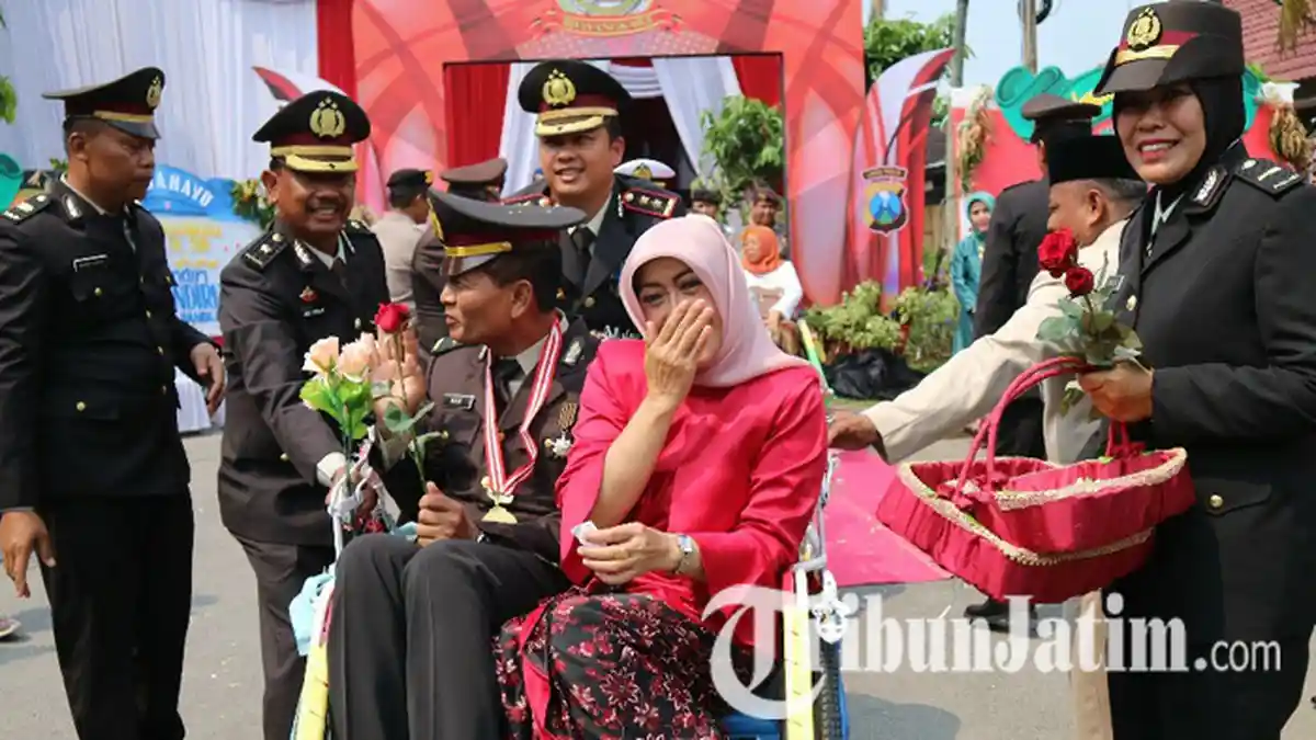 Anak Buah Pensiun, Kapolres Bangkalan Rela Kayuh Becak Mengantarkannya Pulang